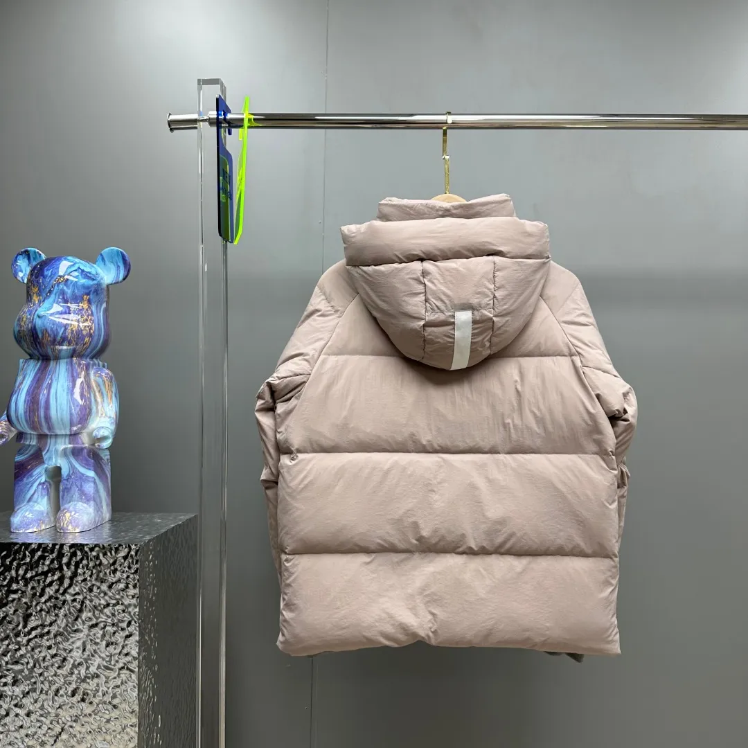 P780 𝗖𝗔𝗡𝗔𝗗𝗔 𝗚𝗢𝗢𝗦𝗘/Canada Goose capsule series macaron white label down jacket Fabric: Made of soft EnduraLuxe fabric imported from DuPont, CORDURA, USA, which enhances the durability of easy-to-wear parts, is lightweight and durable; the liner is made of 400T anti-velvet gallbladder, which is comfortable, soft and non-velvet. Hat: It has a detachable hood, which can be adjusted in two directions, and is also filled with down, which brings greater softness and wrapping around the head and neck, and is full of warmth. This parka has white trim at the back and around the hood, and the hood hardware is all original and custom-made to match the soft color of the fabric. Goose logo: The official website’s new series of large goose logos made of silicone, non-embroidered logos. Length: Fit hip-length. Accessories: The chest chain and pocket chain are all customized by YKK zipper company, and the zippers are consistent with the original color of the clothes; the zipper placket and inner straps are customized with the original Canada Goose logo; the cuffs are made of cashmere ribbing to increase comfort and lock in heat. Pockets: 3 exterior pockets: Fleece-lined hand-warmer pockets with two-way zipper closure for easy access. Security pocket with zipper closure under fly; 2 interior pockets: drop-in pocket Colors: Melt Blue, Moonlight Lime, Soft Pink, Beichen White Sizes: 𝗫𝗦-𝗦-𝗠